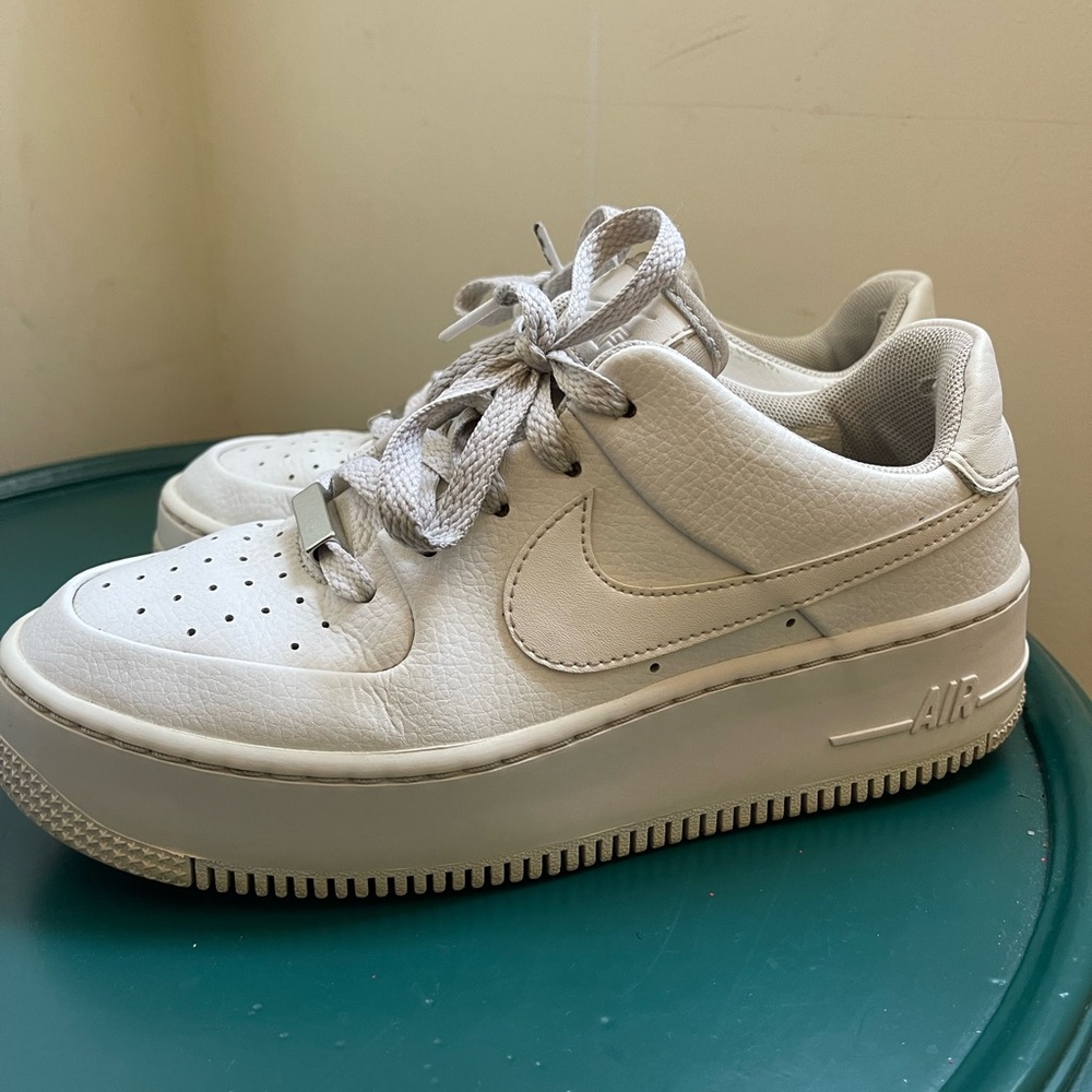 NIKE AIRFORCE 1 ORIGINAL PLATFORM SIZE 6 WHITE GREAT CONDITION